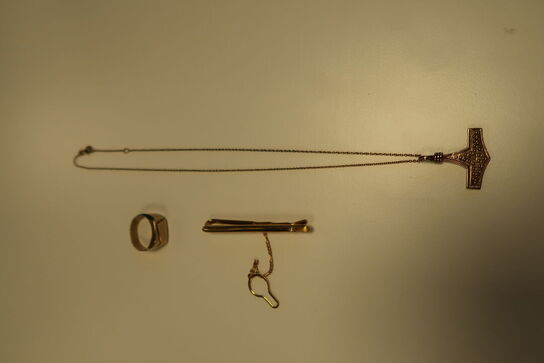 Guld-ring, -kæde med vedhæng samt slipsenål (momsfri)