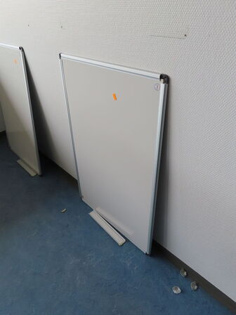 Whiteboard på hjul, div. Whiteboards samt afskærmningsvæg ABSTRACTA