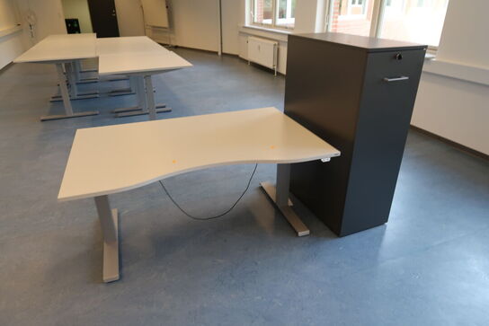 El. hæve/sænke skrivebord KINNARPS samt skab HOLMRIIS