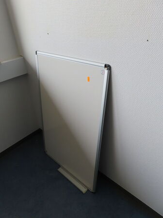 Whiteboard på hjul, div. Whiteboards samt afskærmningsvæg ABSTRACTA