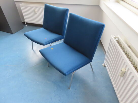 Loungestol HANS J. WEGNER Lufthavnsstol AP-40 (den højre på billedet)