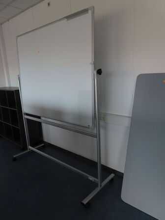 Whiteboard på hjul, div. Whiteboards samt afskærmningsvæg ABSTRACTA