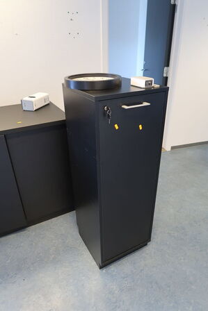 Skab HOLMRIIS samt skab