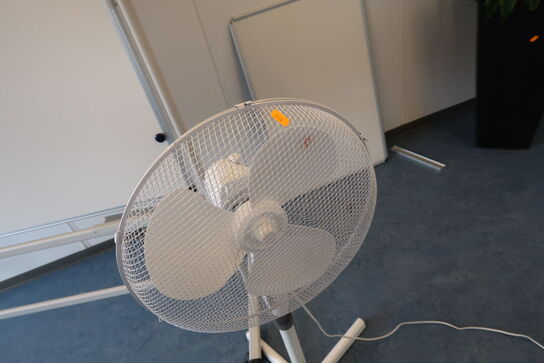 Whiteboard på hjul samt ventilator