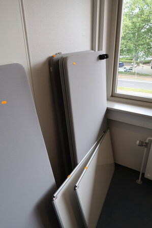 2 stk. whiteboard samt 4 stk. afskærmningsvægge ABSTRACTA til skriveborde