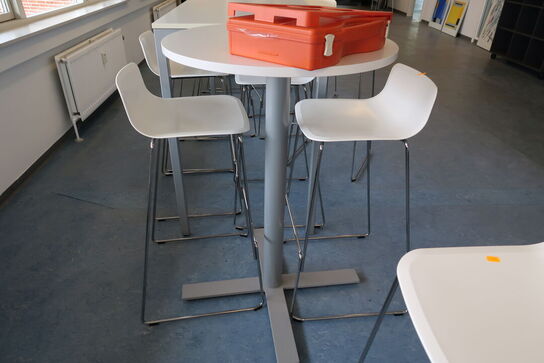 Barbord KINNARPS med 3 stk. barstole FREDERICIA FURNITURE samt førstehjælpskasse
