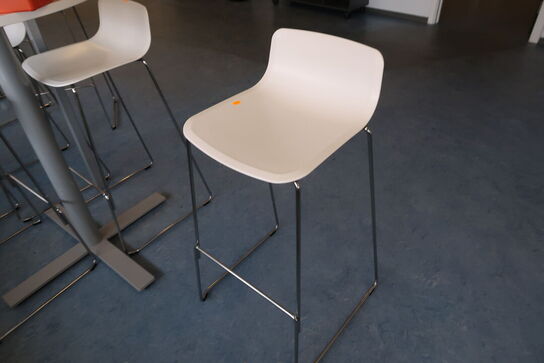 Barbord KINNARPS med 3 stk. barstole FREDERICIA FURNITURE samt førstehjælpskasse