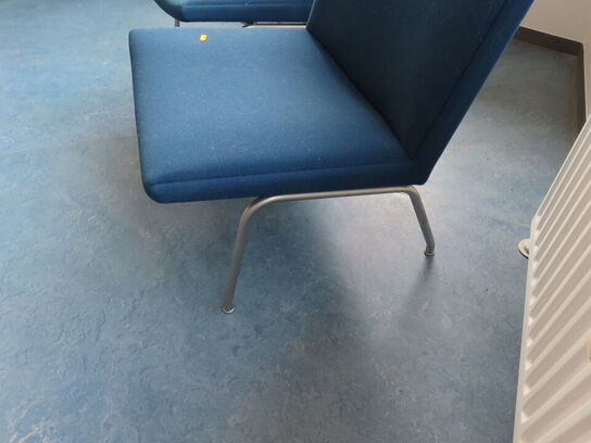 Loungestol HANS J. WEGNER Lufthavnsstol AP-40 (den højre på billedet)