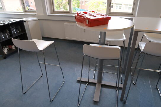Barbord KINNARPS med 3 stk. barstole FREDERICIA FURNITURE samt førstehjælpskasse