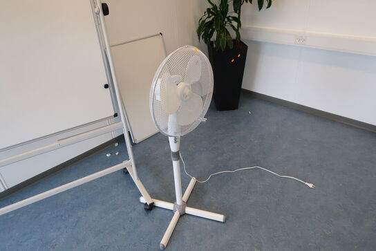 Whiteboard på hjul samt ventilator