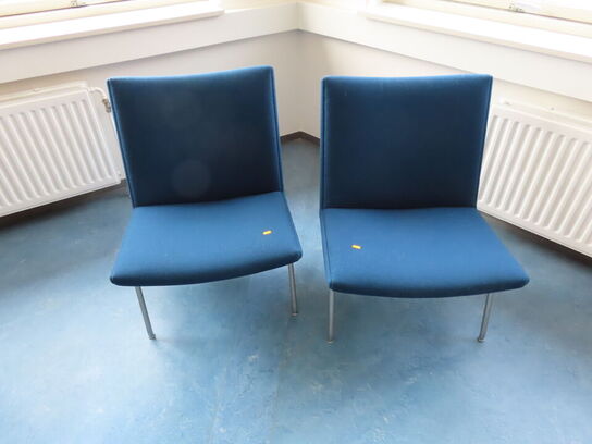 Loungestol HANS J. WEGNER Lufthavnsstol AP-40 (den højre på billedet)