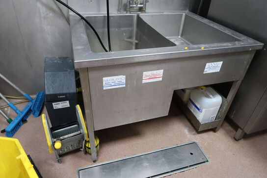 Bord med vask og armatur