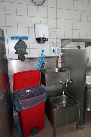 Papirdispenser, sæbedispenser samt håndvask med armatur m.m.