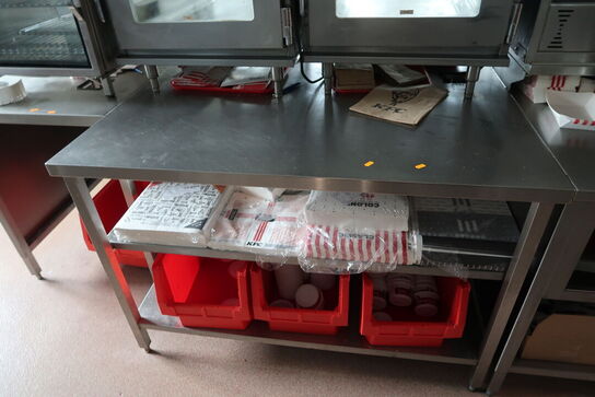 Rustfri stålbord med indhold 