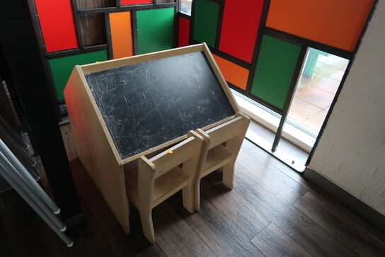 3 stk. børnestole samt tegnebord med stole