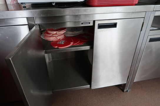 Rustfri stålbord med indhold uden køleskab