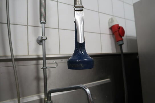 Bord med vask og armatur