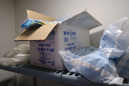 2 stk. fødevarereoler METRO MAX med div. Rengøringsartikler m.m.