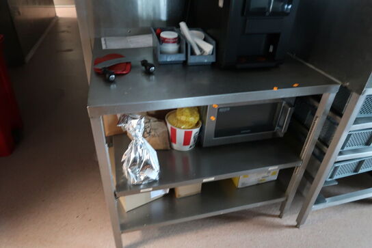 Rustfri stålbord med indhold uden mikrobølgeovn