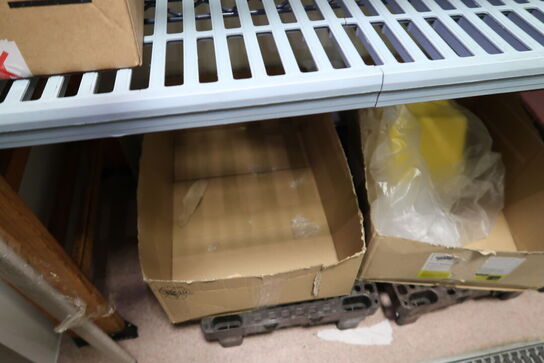 2 stk. fødevarereoler METRO MAX med div. Rengøringsartikler m.m.