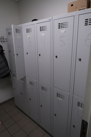 Omklædningsskabe, strygebræt, strygejern samt reol