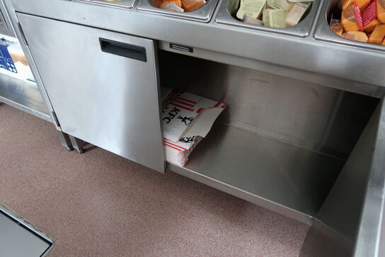 Rustfri stålbord med indhold 