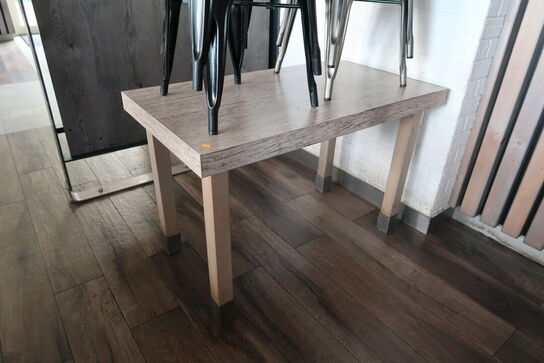 4 stk. borde med 10 stk. stole samt bænke