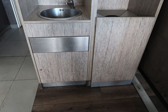 Skraldespand samt håndvaskestation