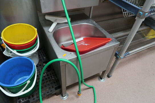 2 stk. håndvaske med armatur m.m.