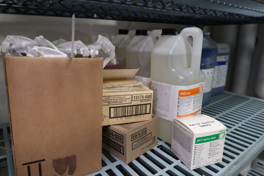 2 stk. fødevarereoler METRO MAX med div. Rengøringsartikler m.m.