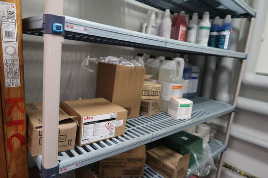 2 stk. fødevarereoler METRO MAX med div. Rengøringsartikler m.m.