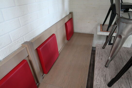 4 stk. borde med 4 stk. stole samt bænke