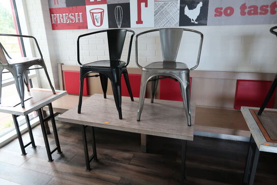 4 stk. borde med 4 stk. stole samt bænke