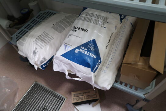 2 stk. fødevarereoler METRO MAX med div. Rengøringsartikler m.m.