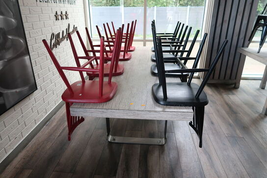 Bord med 10 stk. stole