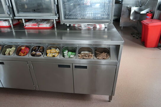 Rustfri stålbord med indhold 