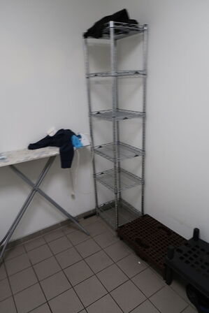 Omklædningsskabe, strygebræt, strygejern samt reol