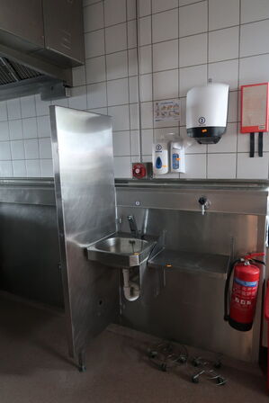 Papirdispenser, sæbedispenser samt håndvask med armatur