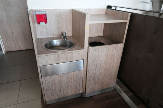 Skraldespand samt håndvaskestation