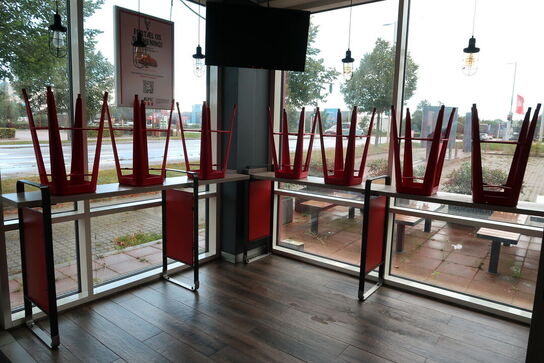 2 stk. barborde med 7 stk. barstole