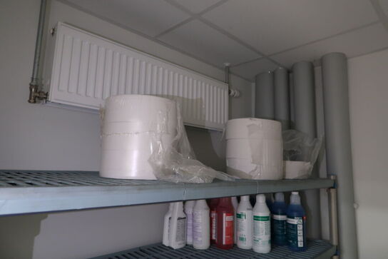 2 stk. fødevarereoler METRO MAX med div. Rengøringsartikler m.m.