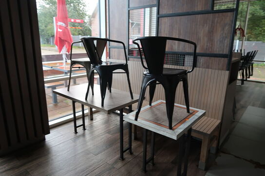 4 stk. borde, 6 stk. stole samt 2 stk. bænke