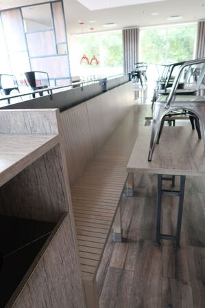 4 stk. borde med 10 stk. stole samt bænke