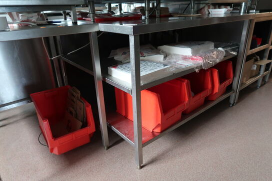 Rustfri stålbord med indhold 