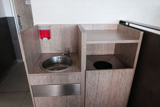 Skraldespand samt håndvaskestation