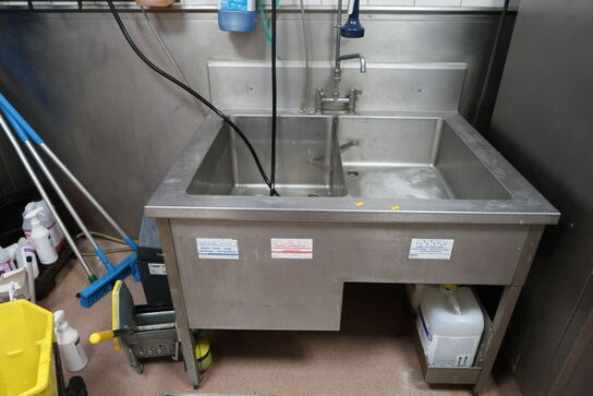 Bord med vask og armatur