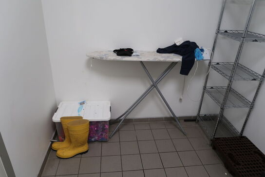 Omklædningsskabe, strygebræt, strygejern samt reol