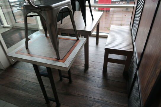 2 stk. stole, 2 stk. borde samt 2 stk. bænke