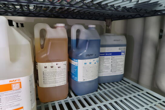 2 stk. fødevarereoler METRO MAX med div. Rengøringsartikler m.m.