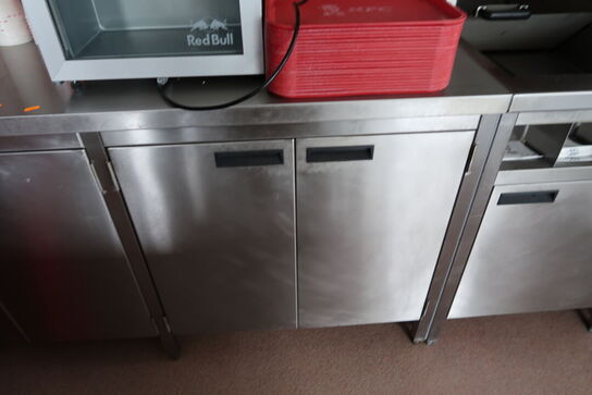 Rustfri stålbord med indhold uden køleskab